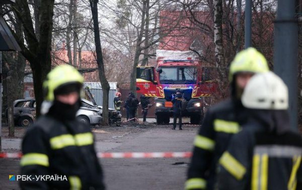 
З'явилися фото і відео наслідків ракетної атаки на Київ 