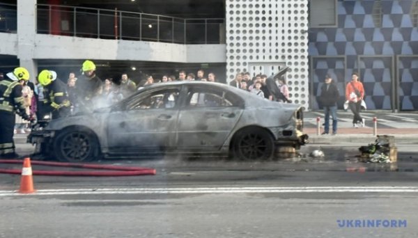  В Киеве на Днепровской набережной затруднено движение транспорта из-за возгорания авто