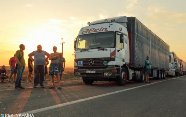 
Словаччина відновила пропуск вантажівок з України на одному з КПП 