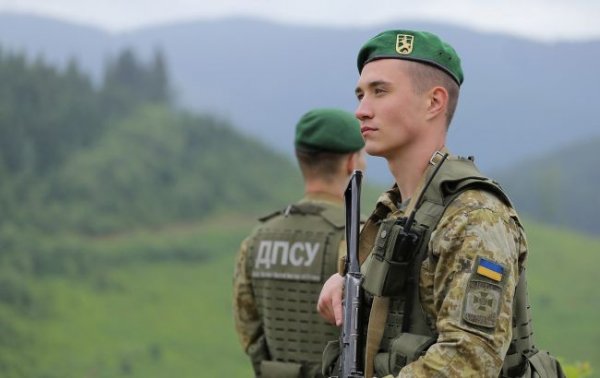 
Прикордонники знищили ворожий дрон, який летів на рятувальників (відео) 