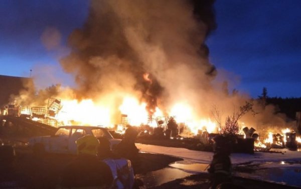 
У Нижньому Новгороді сталася потужна пожежа на складі, повідомляють про вибухи 