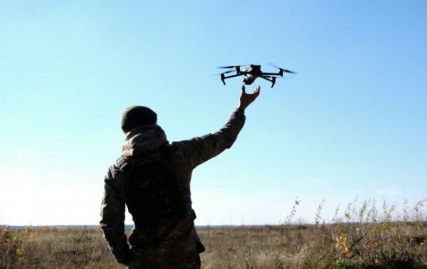 
Склади, авто та БМП: ССО показали відео роботи дронів на сході України 