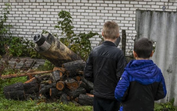 
Українцям дали поради щодо спілкування з дітьми, які постраждали від війни 