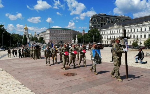 
Захищав небо Києва. Українці попрощалися з видатним льотчиком Валентином Коренчуком 