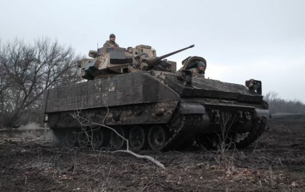 
Українські бійці на Bradley знищили ворожий БТР разом з десантом (відео) 