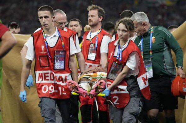 
Футболіст збірної Угорщини знепритомнів на полі під час матчу Євро-2024: в якому він стані зараз
