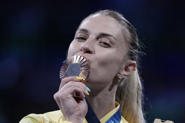 
Перша медаль України на Іграх-2024 в Парижі: яскраві фото Харлан з олімпійського п'єдесталу
