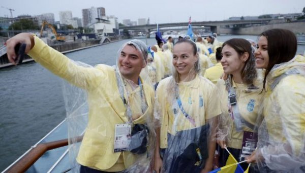 
Церемонія відкриття Олімпіади-2024: як пливла човном збірна України (фото, відео)
