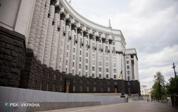 
Уряд прогнозує уповільнення росту економіки України та зростання курсу долара 
