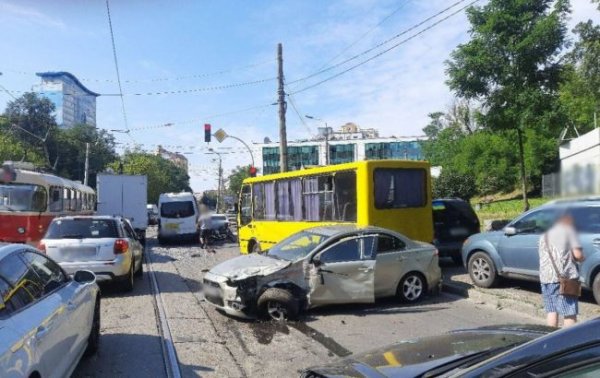 
У Києві на Подолі трамвай на повній швидкості протаранив десятки машин: всі подробиці ДТП 