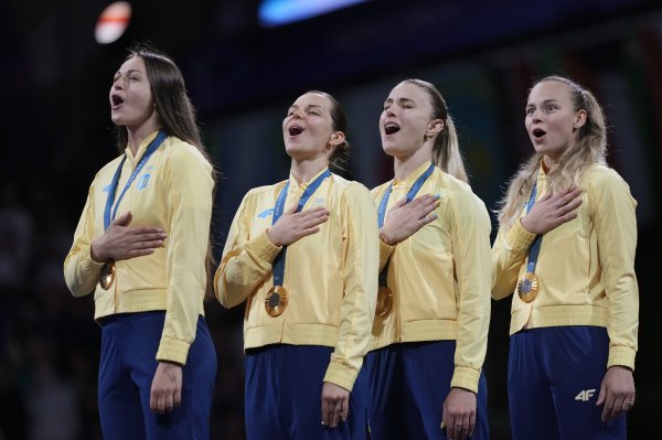 
Шалена радість: найяскравіші фото українських шаблісток після здобуття "золота" на Олімпіаді-2024
