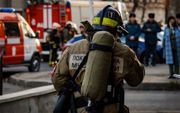 
У Москві спалахнула потужна пожежа: її гасять чотири гелікоптери та корабель (відео) 