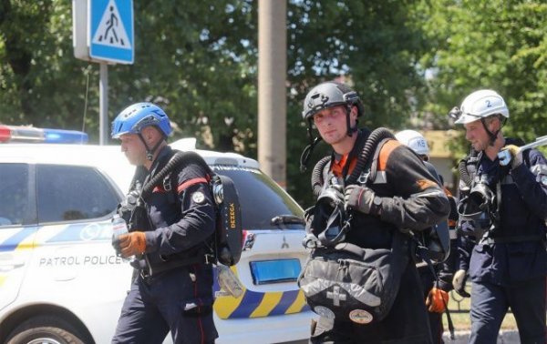 
У Києві горить п'ятиповерхівка (фото, відео) 