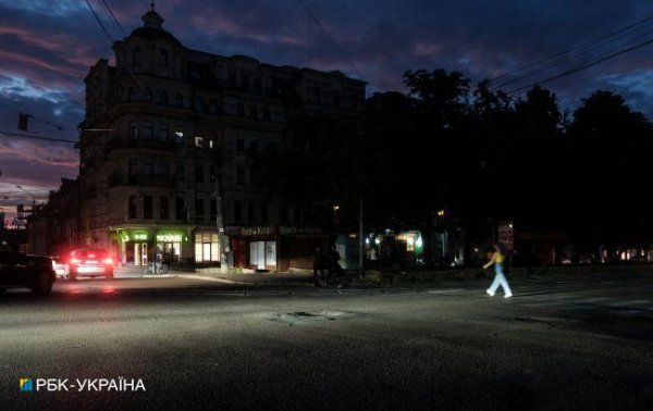 
Як довго в Україні будуть діяти жорсткі графіки відключень світла: прогноз експерта 