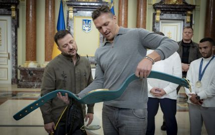 
Усик подарував Зеленському чемпіонський пояс, який відібрав у Ф'юрі, та дав обіцянку (відео)
