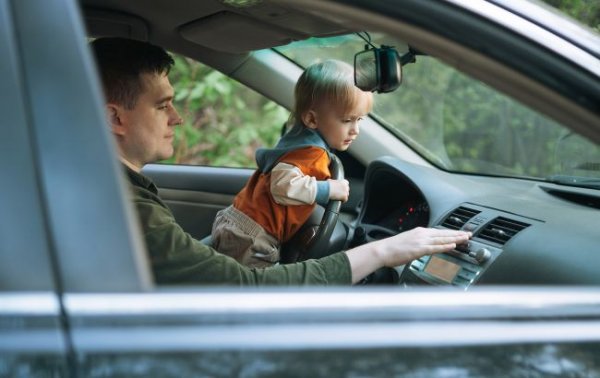 
Виїзд за кордон на власному авто: який важливий документ потрібен і як його оформити 