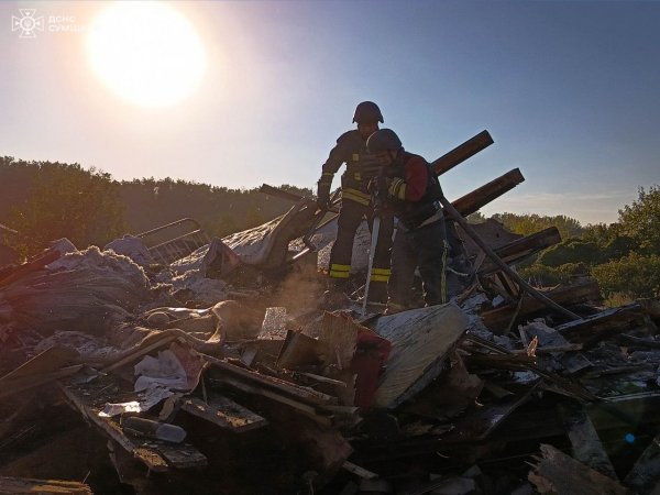 
Пожежа та зруйновані будинки. З'явилися фото наслідків удару РФ по Сум 