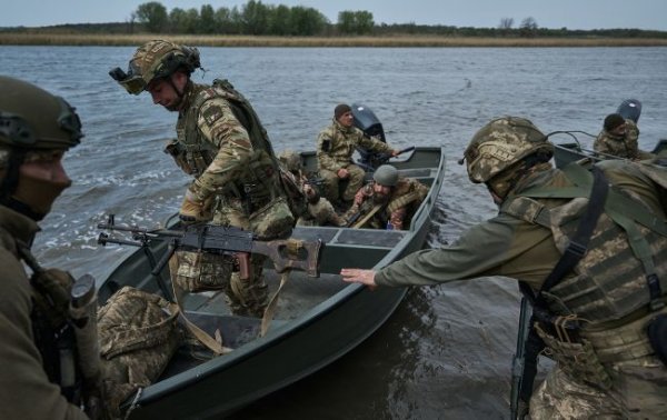 
Українські морпіхи збили російський дрон з катера (відео) 