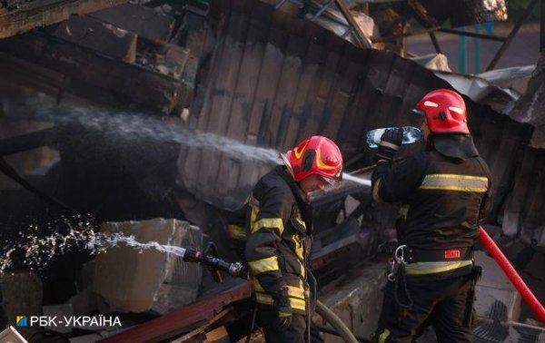 
Обстріл Києва: триває ліквідація пожеж (фото наслідків) 