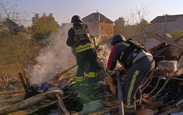 
Пожежа та зруйновані будинки. З'явилися фото наслідків удару РФ по Сум 