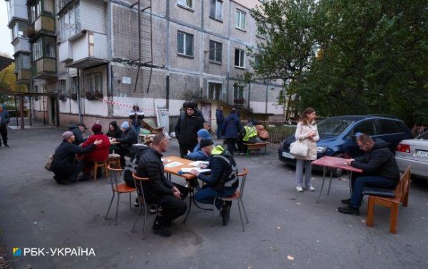 
Як виглядає пошкоджена внаслідок атаки багатоповерхівка у Києві: фото, відео 