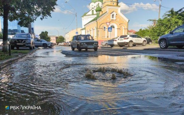 
В Києві на проспекті Науки прорвало трубу: обмежено рух транспорту 