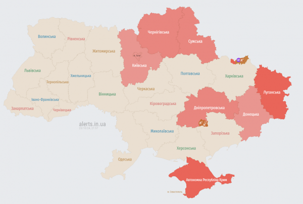 
У Києві та низці областей оголосили тривогу через загрозу "Шахедів" 