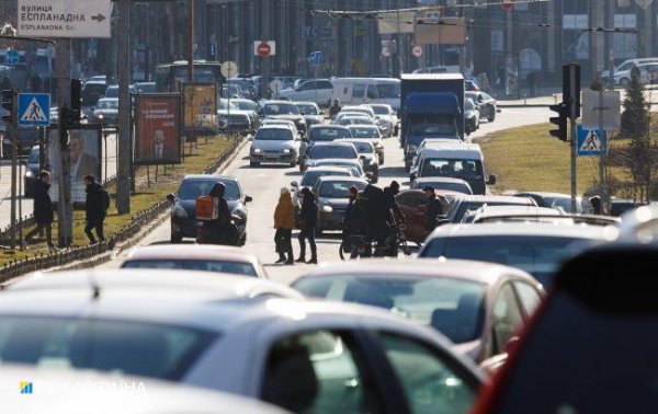 
Обмеження на дорогах, бронювання, прикордонний контроль: що зміниться з 1 листопада в Україні 