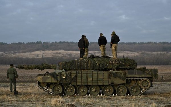 
У НАТО показали відео з навчання українських військових на танках Leopard 2A4 