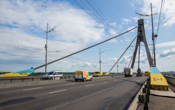 
У Києві обмежують рух транспорту: куди сьогодні водіям краще не їхати 