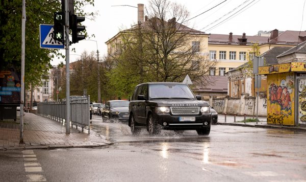 
Дощ та вітер: чим така погода небезпечна для авто та водія 