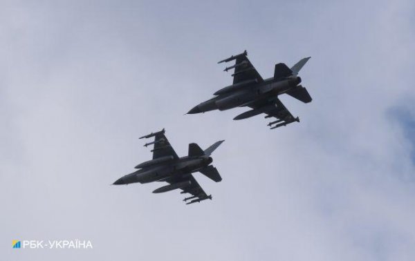 
Пілоти F-16 збили 10 повітряних цілей під час масованої атаки РФ, - Зеленський 