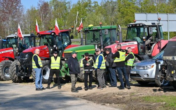 Польські фермери розпочали блокування руху вантажівок перед ПП "Медика-Шегині"
                                