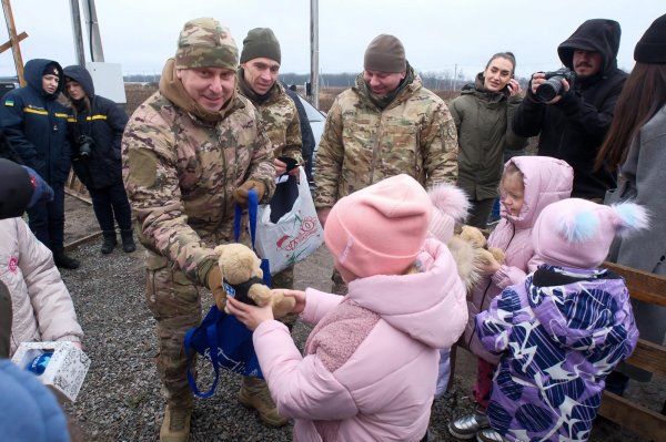 
"До нас приїхали "Білі Янголи". Родина з Донеччини зустрілася зі своїми рятівниками: відео 