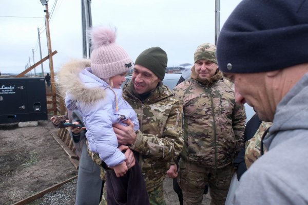 
"До нас приїхали "Білі Янголи". Родина з Донеччини зустрілася зі своїми рятівниками: відео 