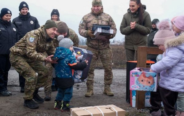 
"До нас приїхали "Білі Янголи". Родина з Донеччини зустрілася зі своїми рятівниками: відео 