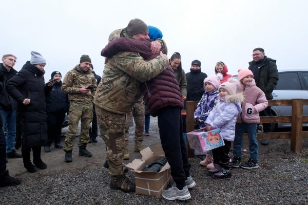 
"До нас приїхали "Білі Янголи". Родина з Донеччини зустрілася зі своїми рятівниками: відео 