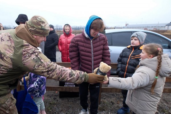 
"До нас приїхали "Білі Янголи". Родина з Донеччини зустрілася зі своїми рятівниками: відео 