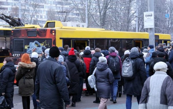 
Для транспорту в Києві готують нові правила під час тривоги: які є варіанти і чи поїде метро 