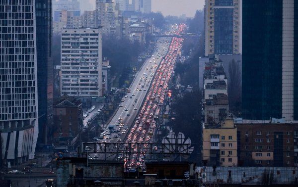 
Для транспорту в Києві готують нові правила під час тривоги: які є варіанти і чи поїде метро 