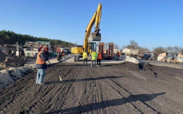 Уряд затвердив порядок використання 12,6 млрд гривень, виділених на ремонт доріг
                                