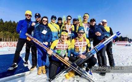 Чоловіча збірна України з біатлону віддала почесний приз норвежці, яка перенесла операцію на серці