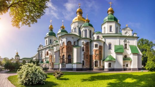 Де освятити паску на Великдень в Києві 2025: повний графік служб