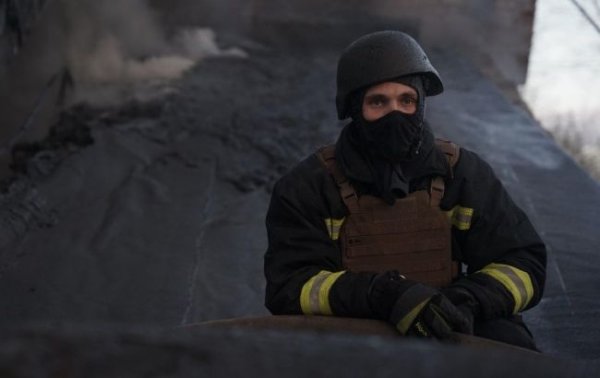 У ДСНС показали фото наслідків атаки РФ по Києву: ліквідація пожеж продовжується