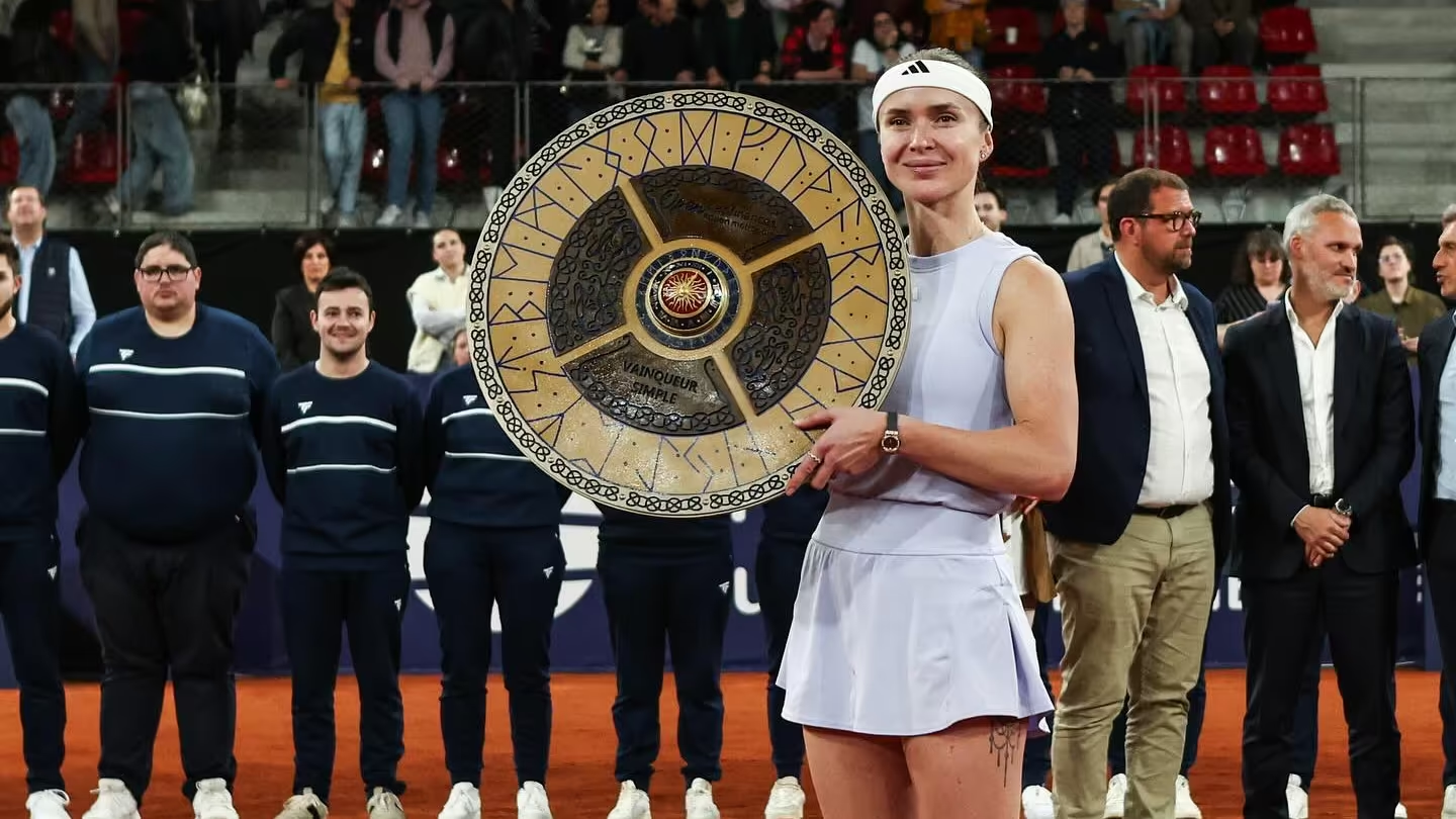 Українська тенісистка Еліна Світоліна здобула перемогу на турнірі WTA 250 у Франції, завоювавши свій перший титул за останні два роки. Українська тенісистка Еліна Світоліна здобула перемогу на турнірі WTA 250 у Франції, завоювавши свій перший титул за останні два роки.