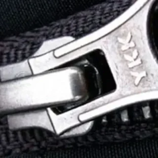 YKK представила першу у світі блискавку, яка автоматично застібається завдяки вбудованому двигуну та керується дистанційно.