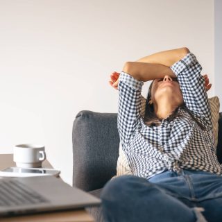 Дізнайтеся, як прокрастинація впливає на психічне здоров'я, від стресу до тривоги, та як боротися з цим явищем.