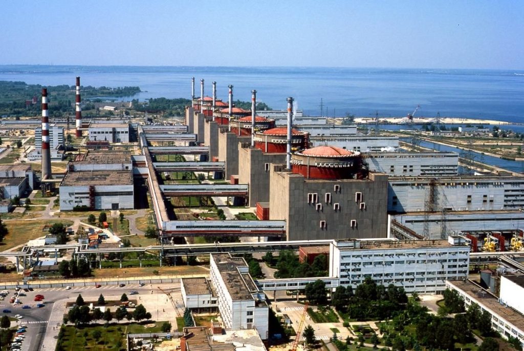 Росія будує нові лінії електропередач на окупованих територіях, прагнучи інтегрувати Запорізьку АЕС до своєї енергосистеми, ігноруючи міжнародні заклики.