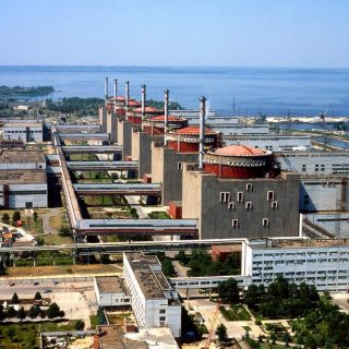 Росія будує нові лінії електропередач на окупованих територіях, прагнучи інтегрувати Запорізьку АЕС до своєї енергосистеми, ігноруючи міжнародні заклики.