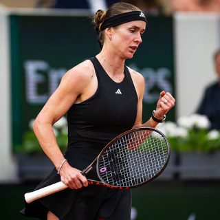 Еліна Світоліна перемогла Анну Бондар у другому раунді Ролан Гаррос 2025, вигравши в двох сетах 7:6, 7:5, та вийшла до 1/16 фіналу турніру.